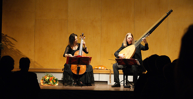 Hille Perl (Viola da Gamba) und Lee Santana (Theorbe) entführten ihre Zuhörer in eine (fast) versunkene Zeit