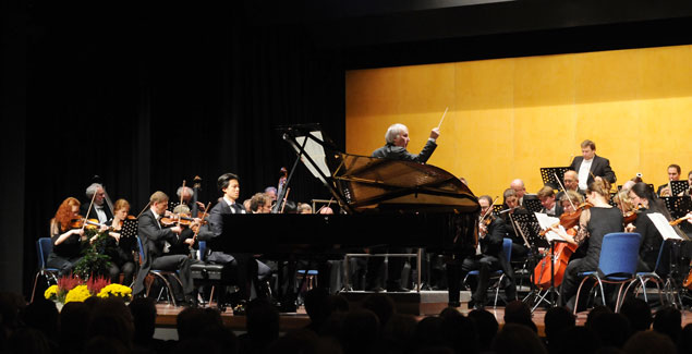 Die Heidelberger Sinfoniker mit dem Pianisten Haiou Zhang, unter Frieder Bernius in der Alten Mälzerei 