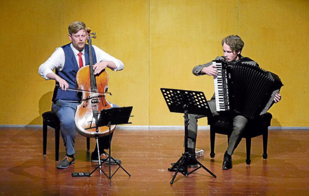 Musik mag alle Grenzen überwinden: Dies dokumentierten Johann und Julius Schepansky (Akkordeon) mit ihren Auftritten in der Alten Caspar Wedell (Cello) Mälzerei. 